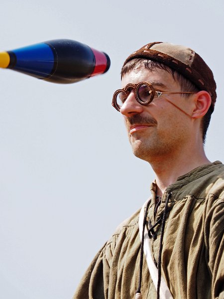 Gaukler Portrait mit Keule.jpg